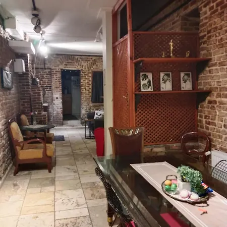 Historical Comfy Entire House 4 Bedroom 4 Bathroom *